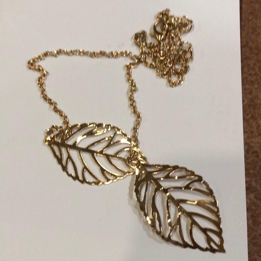 Binding leaves gold chain necklace